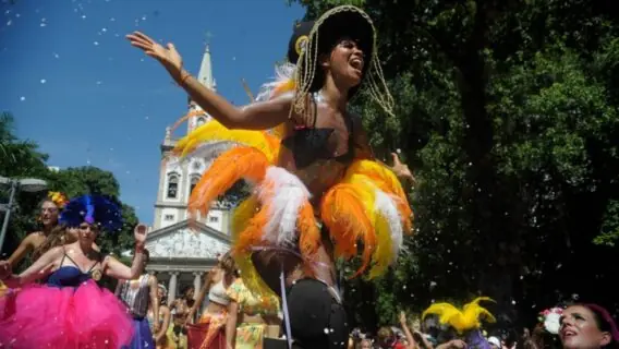 Carnaval em abril de 2022 será feriado? Veja horários dos desfiles