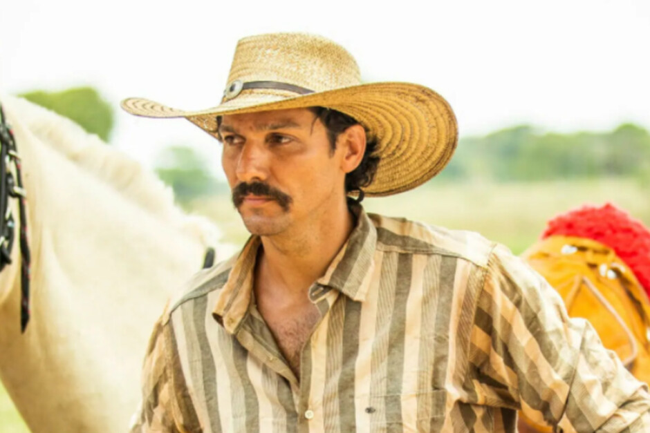 tibério novela pantanal fica com quem no final