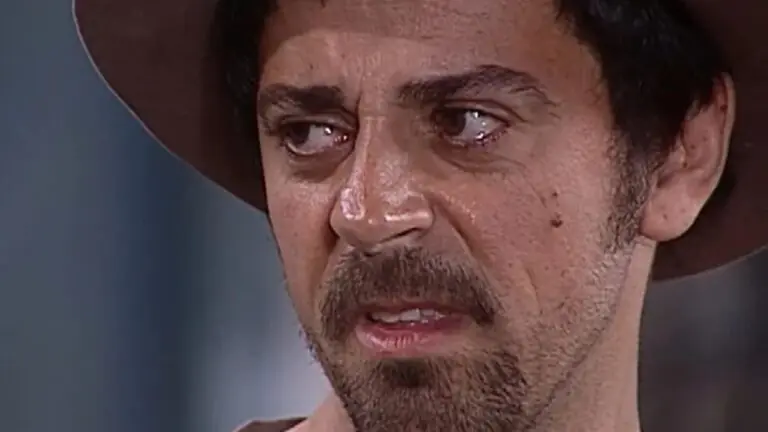 Com quem Januário fica em O Cravo e a Rosa?