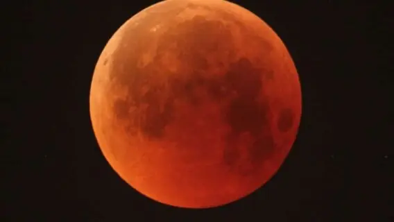 Que horas vai acontecer o eclipse lunar; lua ficará vermelha domingo