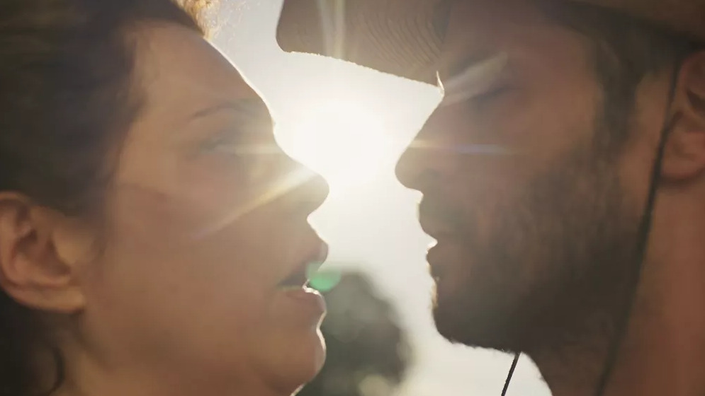 O que Levi fez com Maria Bruaca? Mulher desmaia ao beijar peão maria 1