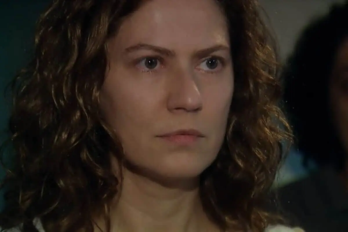 quem é a vilã de A Favorita qual o final de flora em a favorita