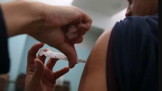 Pode beber depois da vacina da gripe? Veja o que pode ou não