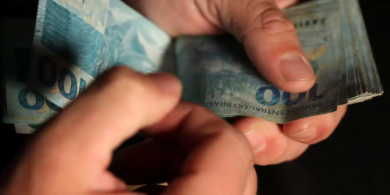 Quem tem emprego formal pode receber o Auxílio Brasil