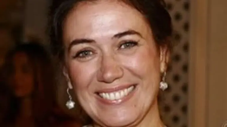 Final de Catarina em A Favorita: fim das agressões e viagem com Stela