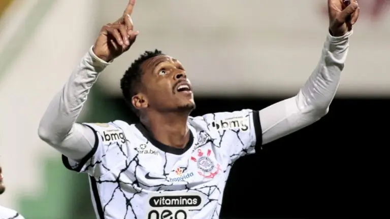 Jô fora do Corinthians após flagra em pagode; entenda