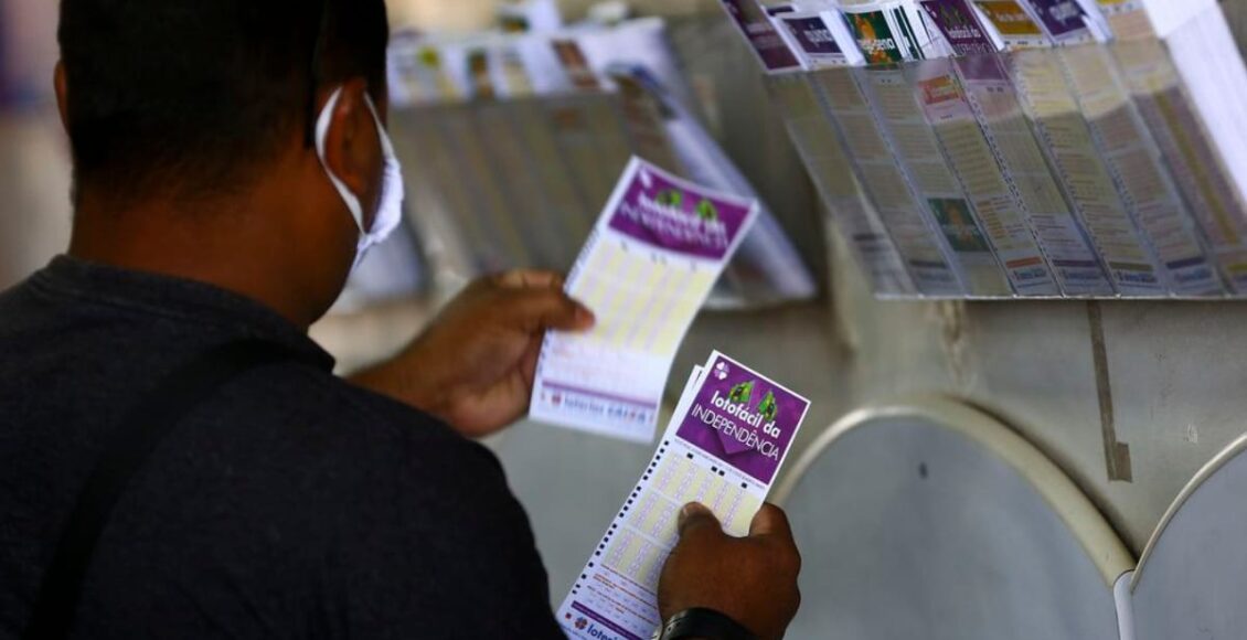 com quantos números ganha na lotofacil