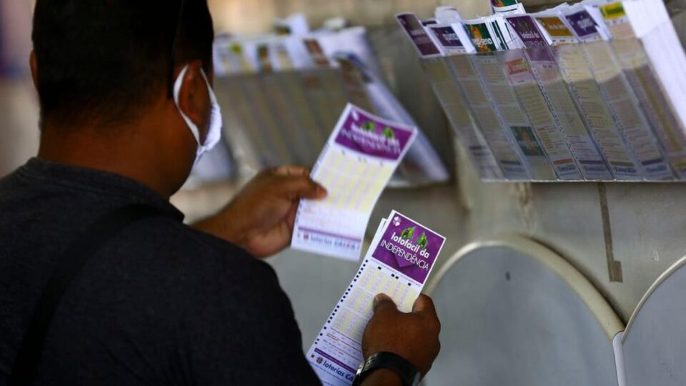 com quantos números ganha na lotofacil