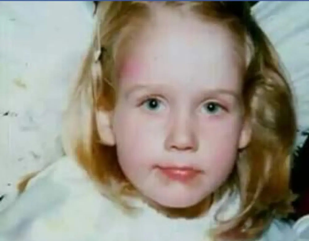 Qual a cor do cabelo natural de camila morgado, a irma de pantanal 1 Infancia