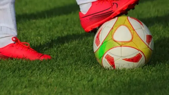 Jogos de hoje ao vivo: onde assistir futebol neste domingo (26/06)