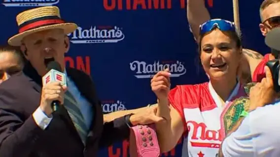 Nathan’s Famous: mulher come 40 cachorros-quentes em 10 minutos