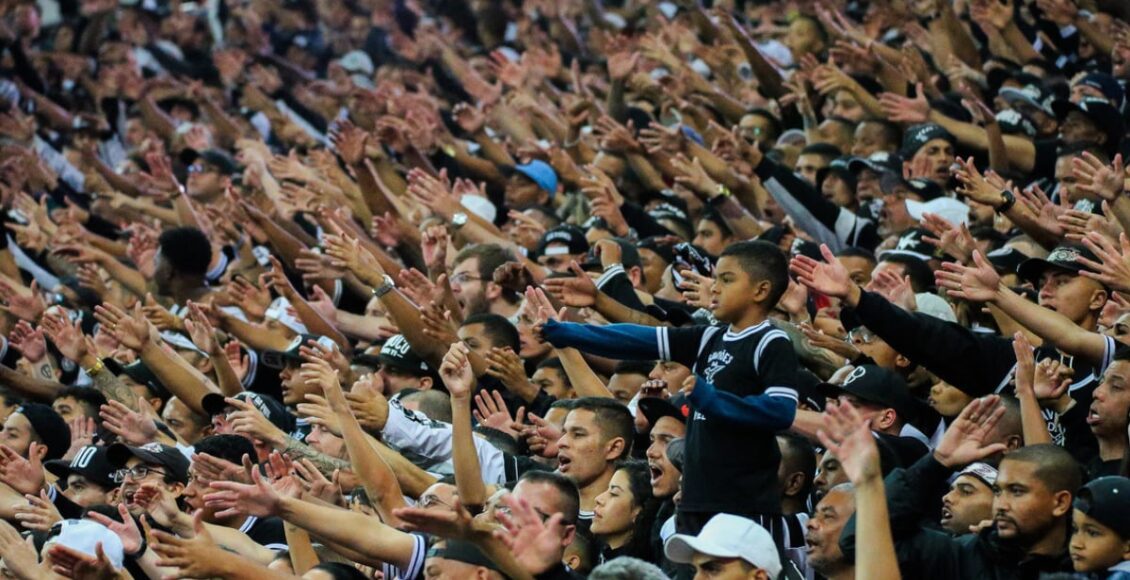 Bandeiras de mastro nos estádios
