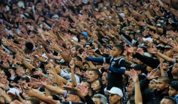 Bandeiras de mastro nos estádios