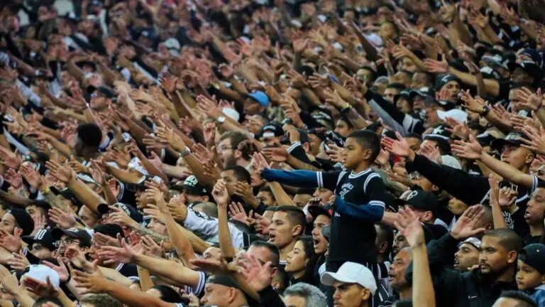 Bandeiras de mastro nos estádios de SP estão permitidas; veja regra