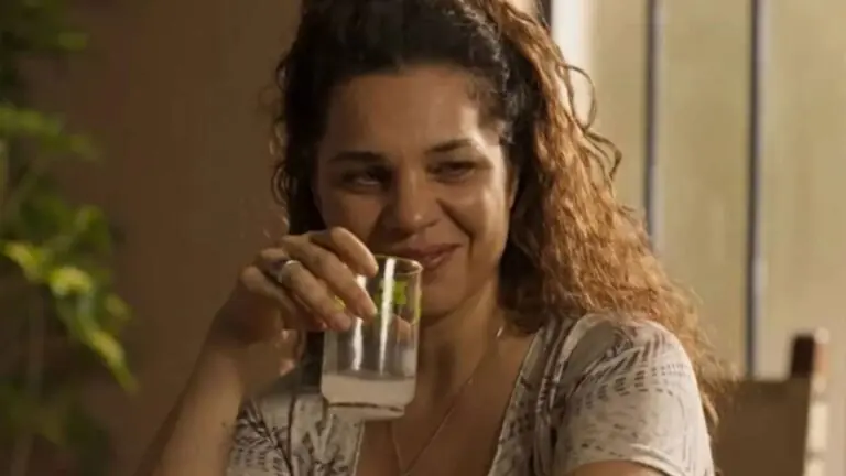 O que Maria Bruaca bebe? Saiba o que tem no copo