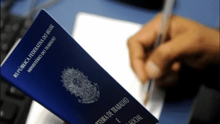 Quem tem carteira assinada pode receber Auxílio Brasil 2022 ou não?