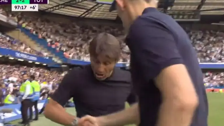 VÍDEO: Técnicos Tottenham e Chelsea brigam em clássico