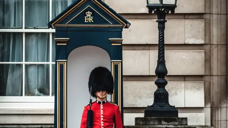 Quanto ganha um guarda real da rainha e como ser um?