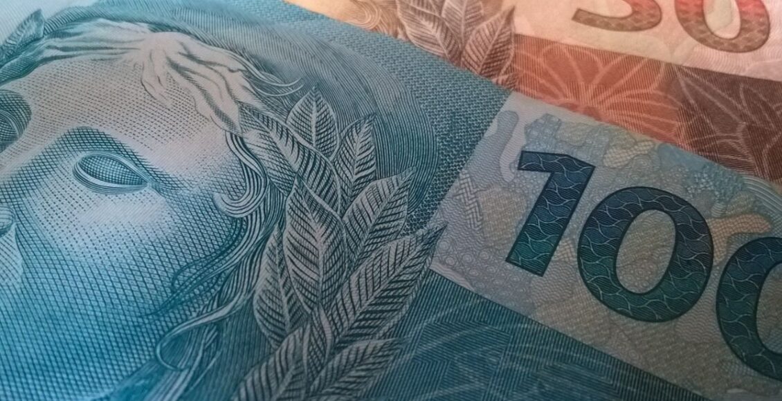 imagem mostra notas de dinheiro para o empréstimo do auxílio brasil