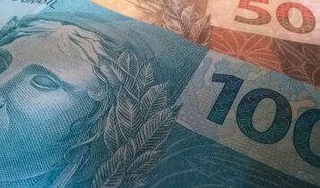 imagem mostra notas de dinheiro para o empréstimo do auxílio brasil