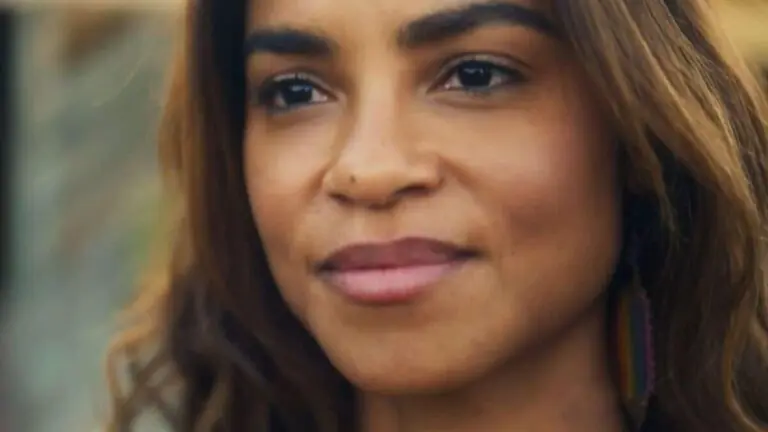 Resumo da novela Travessia de hoje: Brisa é linchada (15/10)