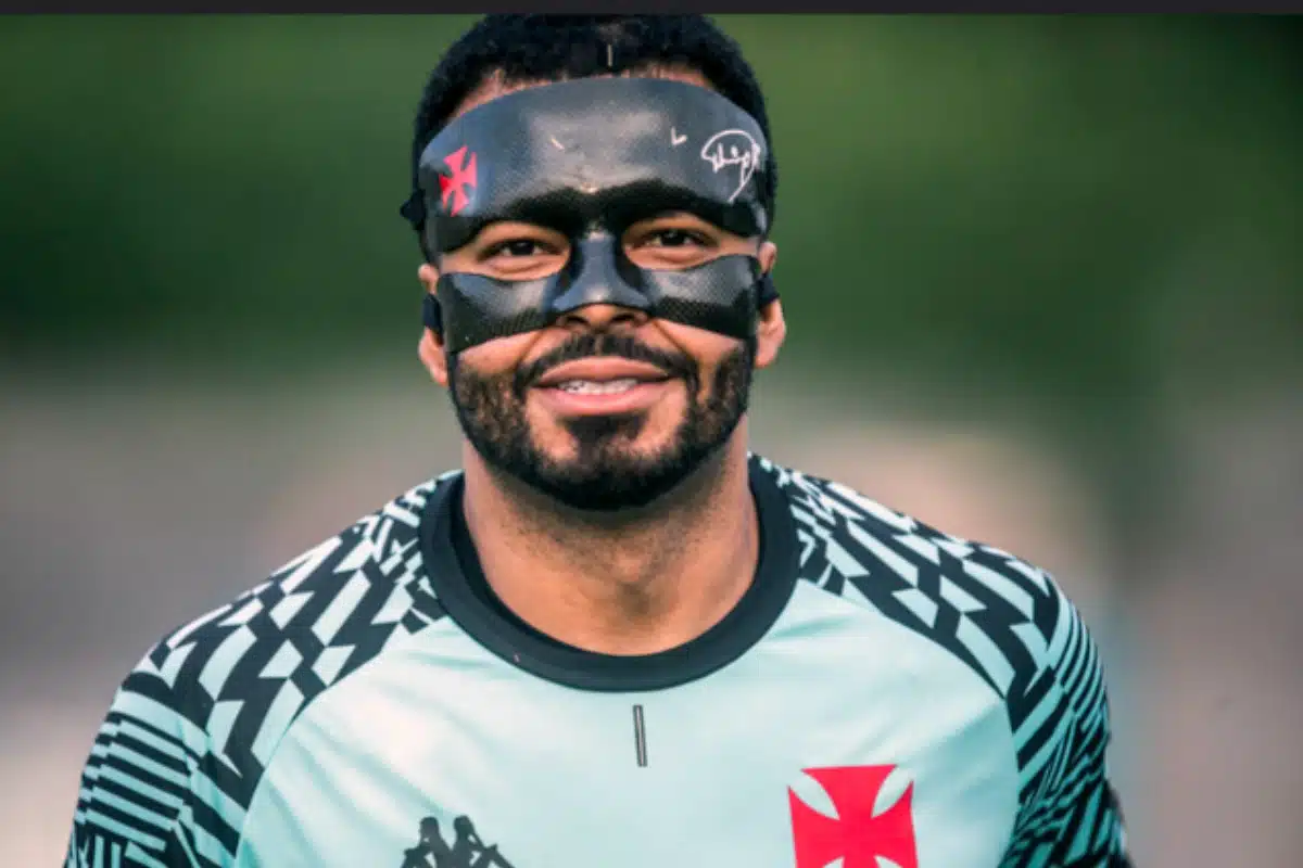 Por que o goleiro do Vasco usa máscara