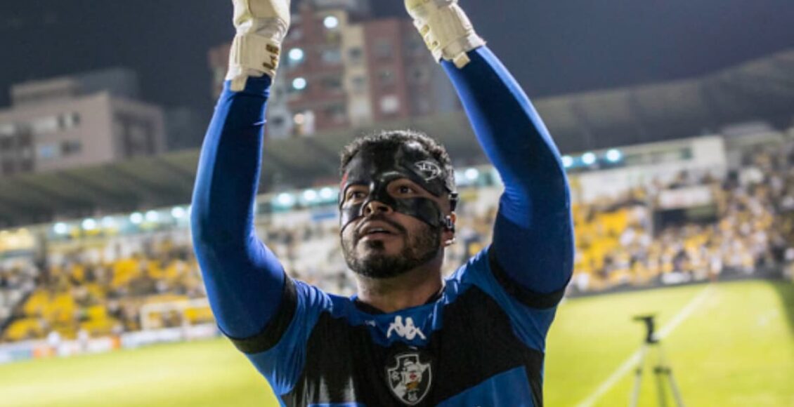 Por que o goleiro do Vasco usa máscara