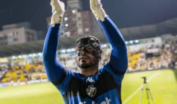 Por que o goleiro do Vasco usa máscara