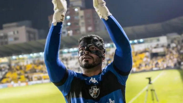 Por que o goleiro do Vasco usa máscara? Entenda o mistério