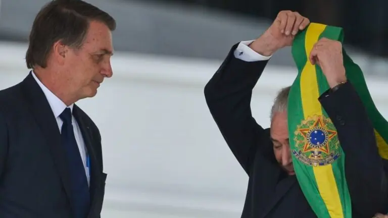 Quem passa a faixa de presidente para o candidato eleito na posse?