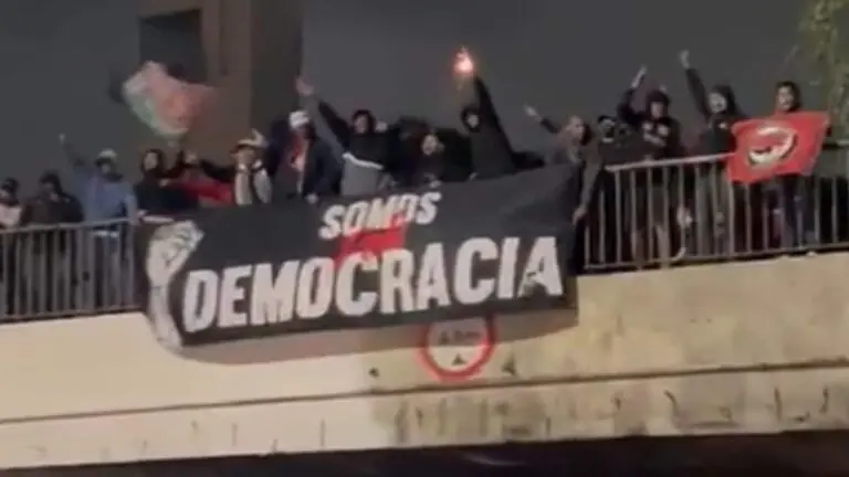 VÍDEO: torcidas organizadas se unem contra bloqueios de bolsonaristas