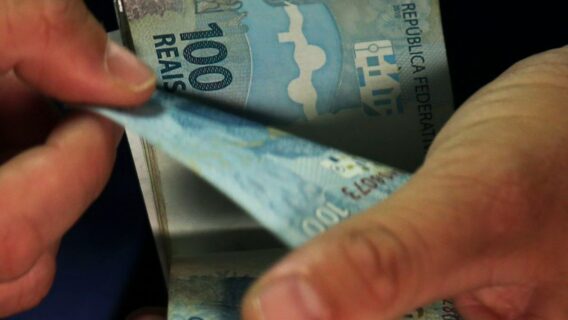 Até que horas cai o décimo terceiro em 2022 e o que fazer se não for pago