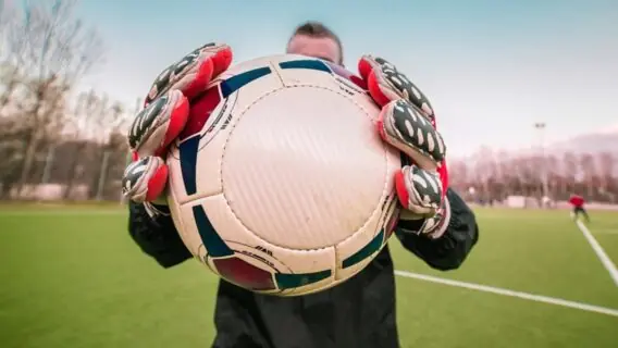 É bom? Saiba quem é o goleiro de Camarões que enfrenta o Brasil hoje