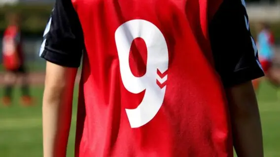 Por que o jogador da Coreia usa máscara na Copa do Mundo?