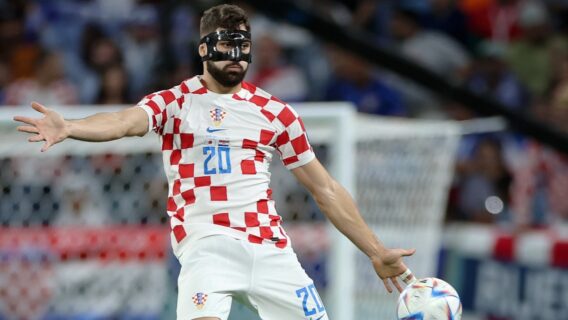 Por que o jogador da Croácia usa máscara na Copa do Mundo?