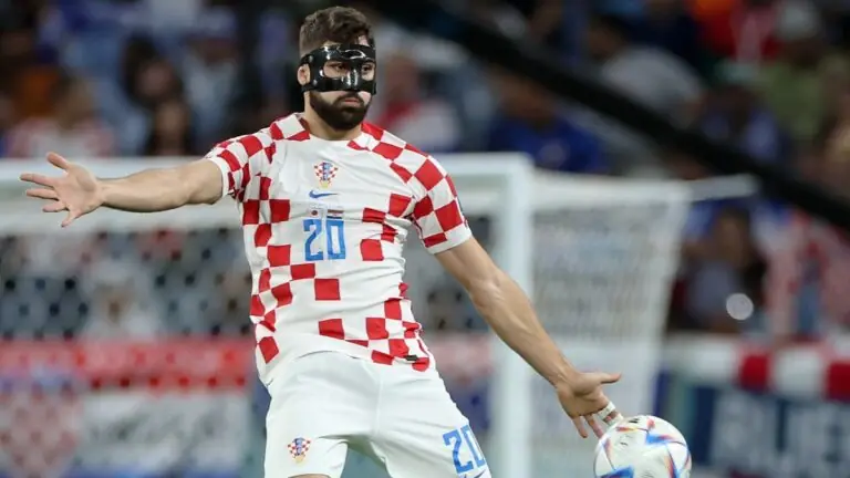 Por que o jogador da Croácia usa máscara na Copa do Mundo?
