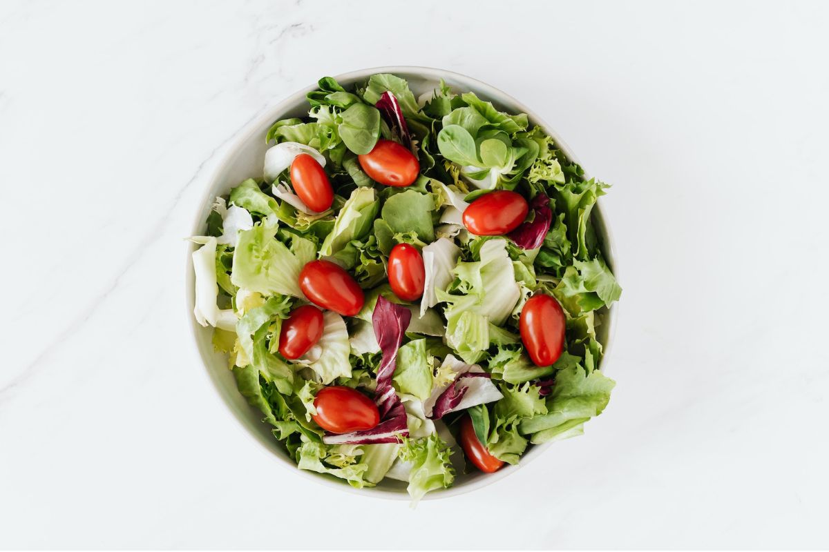 Salada de folhas com molho de iogurte para uma ceia de Natal simples 