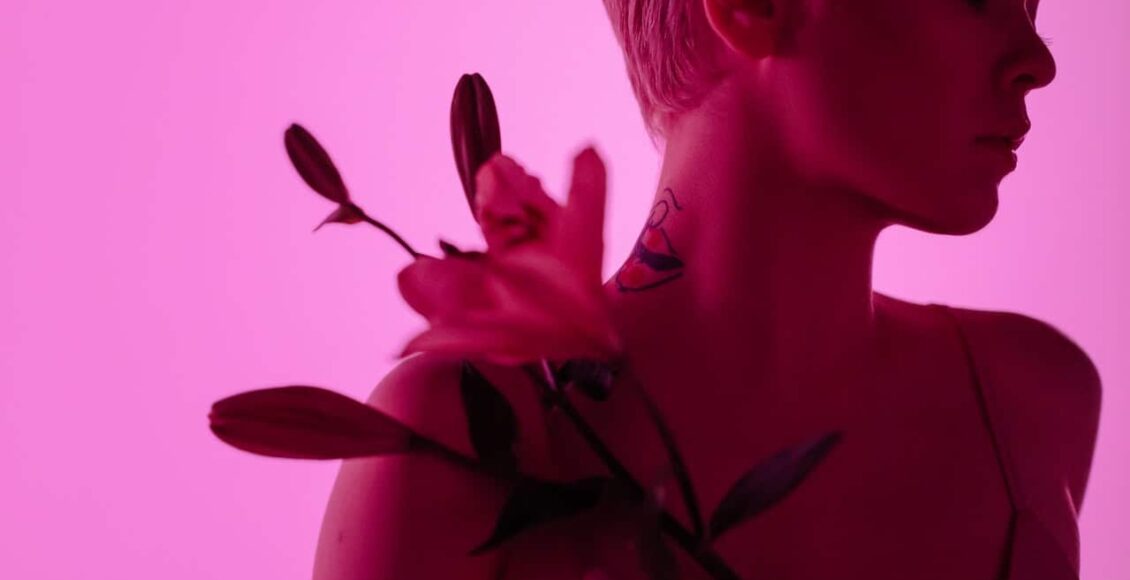 Imagem mostra cor do ano de 2023 da Pantone é Viva Magenta