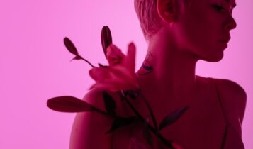 Imagem mostra cor do ano de 2023 da Pantone é Viva Magenta