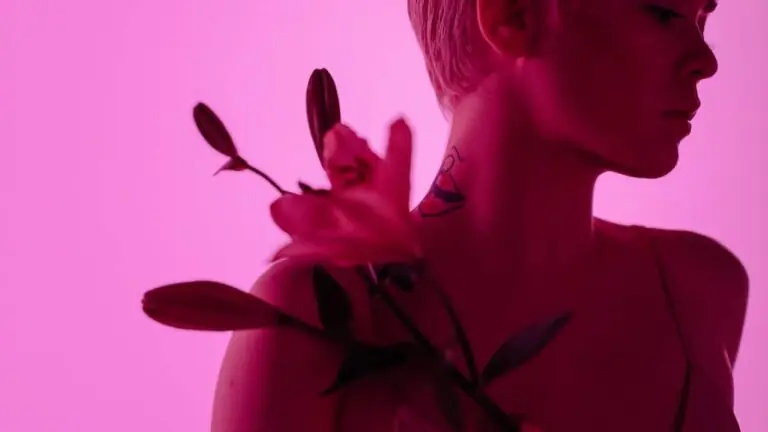 A cor do ano de 2023 da Pantone é Viva Magenta