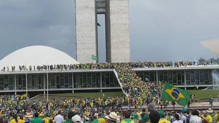Invasão no Congresso e no Capitólio: as semelhanças dos atos golpistas