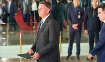 Com Michelle fora dos EUA, quando Bolsonaro volta para o Brasil? O ex-presidente Jair Bolsonaro durante fala à imprensa no Palácio da Alvorada, em 2022