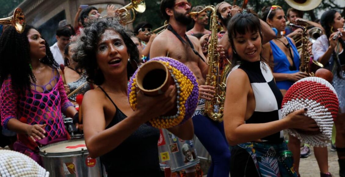 Blocos de carnaval de rua fazem a Abertura do Carnaval Não Oficial 2023 na Praça XV, no Rio de Janeiro