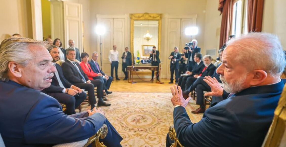 A foto traz em primeiro plano os presidente da Argentina e do Brasil, Alberto Fernández e Luiz Inácio Lula da Silva. Ambos estão em Buenos Aires, sendo filmados e fotografados por jornalistas e assessores. O tema da conversa foi a criação de uma moeda comum, diferente da moeda única