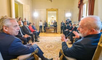 A foto traz em primeiro plano os presidente da Argentina e do Brasil, Alberto Fernández e Luiz Inácio Lula da Silva. Ambos estão em Buenos Aires, sendo filmados e fotografados por jornalistas e assessores. O tema da conversa foi a criação de uma moeda comum, diferente da moeda única