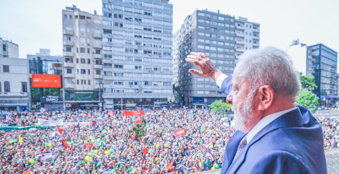 Imagem mostra Presidente Lula durante cerimônia de outorga da distinção "Compromisso Ambiental" da Prefeitura de Montevidéu. Foto foi tirada no Uruguai, em 25 de janeiro de 2023