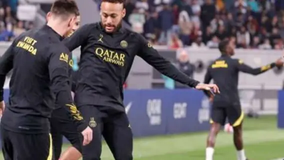 VÍDEO: Neymar erra pênalti em amistoso contra Al Nassr, de CR7