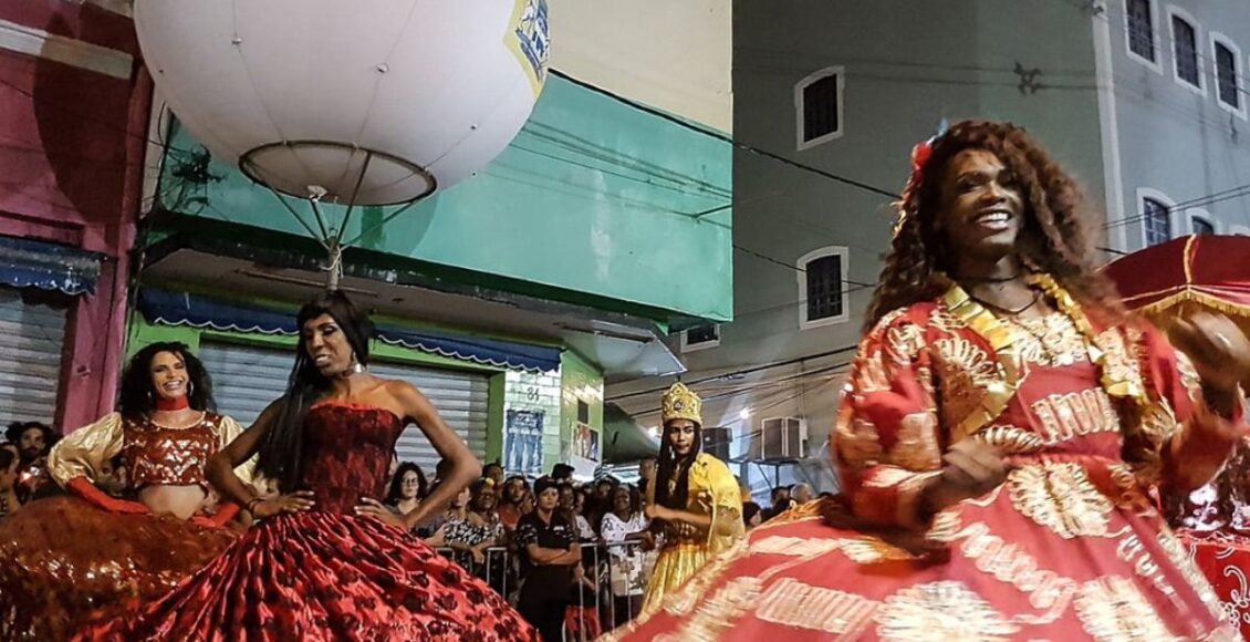 Foto mostra foliãs do carnaval de Recife na Noite dos Tambores Silenciosos no Pátio do Terço