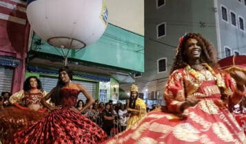 Foto mostra foliãs do carnaval de Recife na Noite dos Tambores Silenciosos no Pátio do Terço