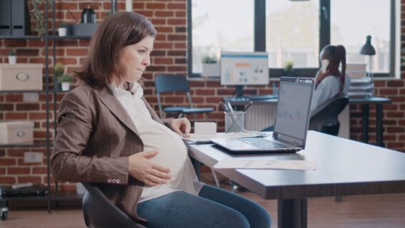 Salário maternidade tem reajuste em 2023; veja o valor